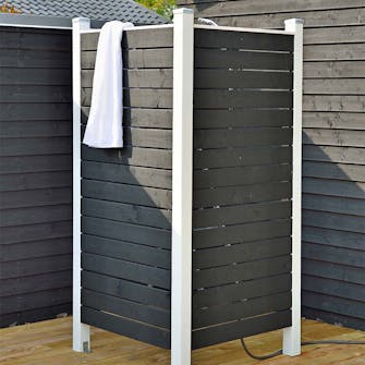 Utedusj: Utendørs dusjkabinett Utedusj: Utendørs dusjkabinett